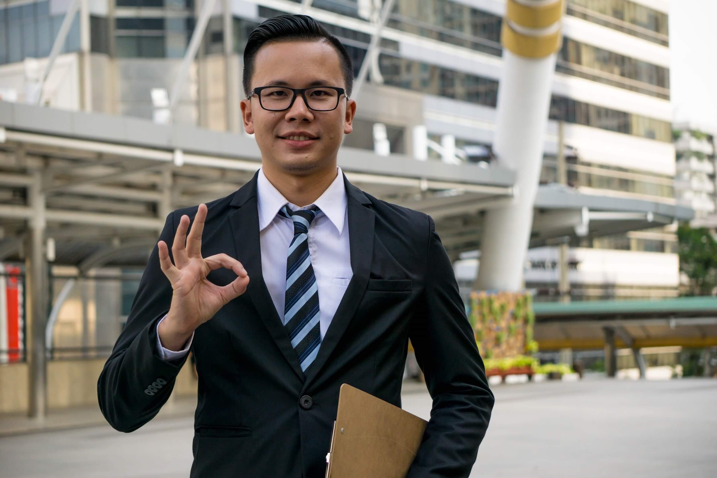 Padu Padan Jas: Jas Hitam Cocok dengan Kemeja Apa?